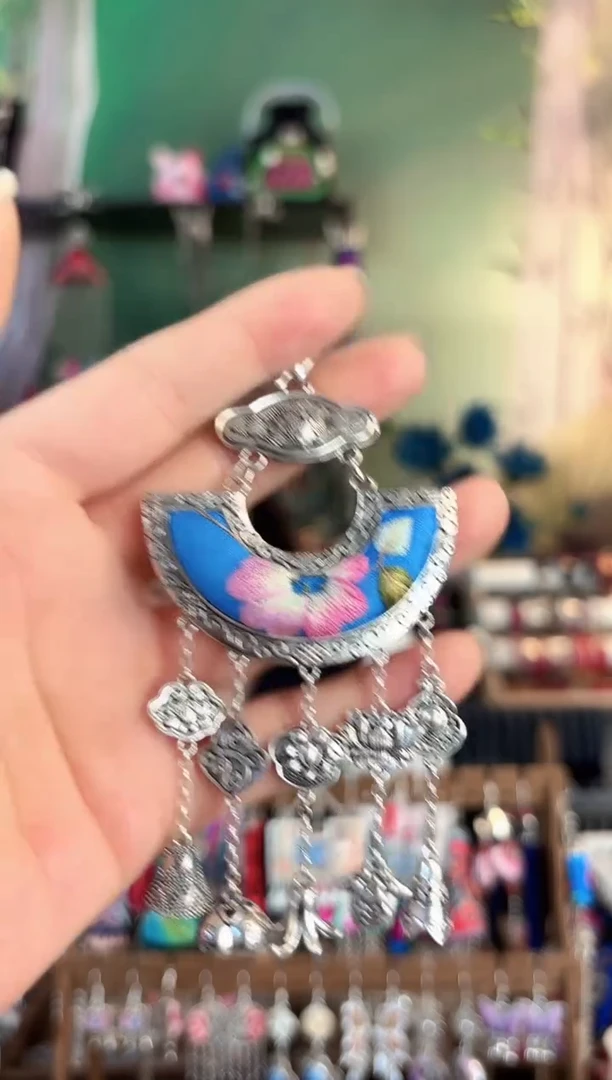 彩云南阁非遗老绣饰品637