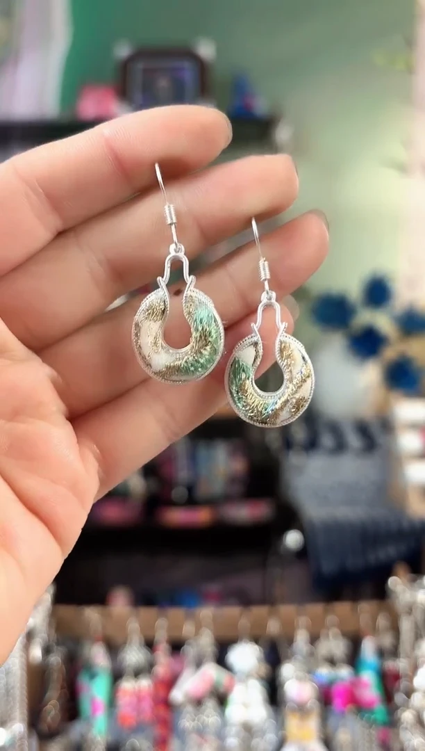 彩云南阁非遗老绣饰品205