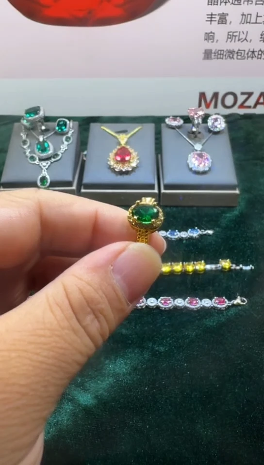 18K金镶嵌戒指祖母绿1