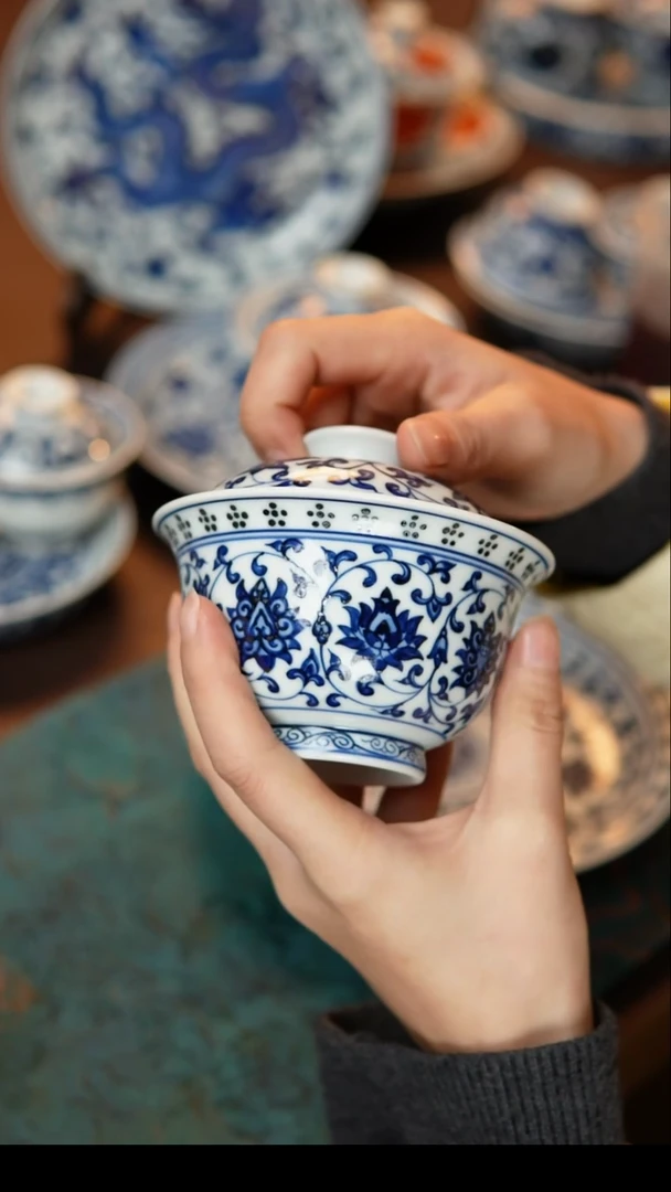 茶具缠枝压手器型盖碗