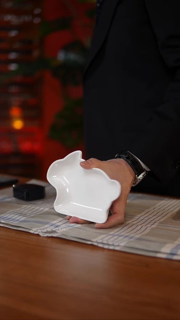 当代兔子陶瓷小碟