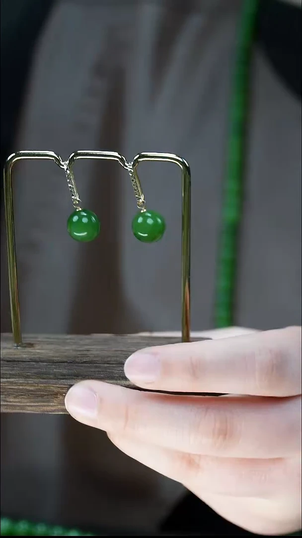 18K金镶嵌和田玉（碧玉）耳饰18