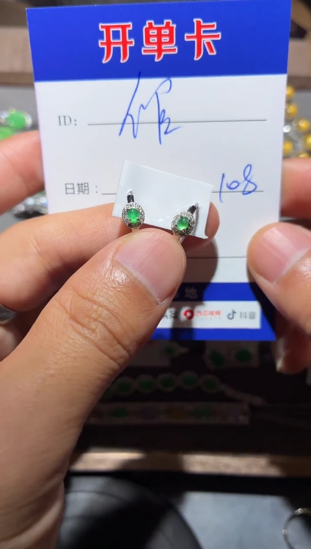 银S925镶嵌翡翠耳饰?**儿倌儿