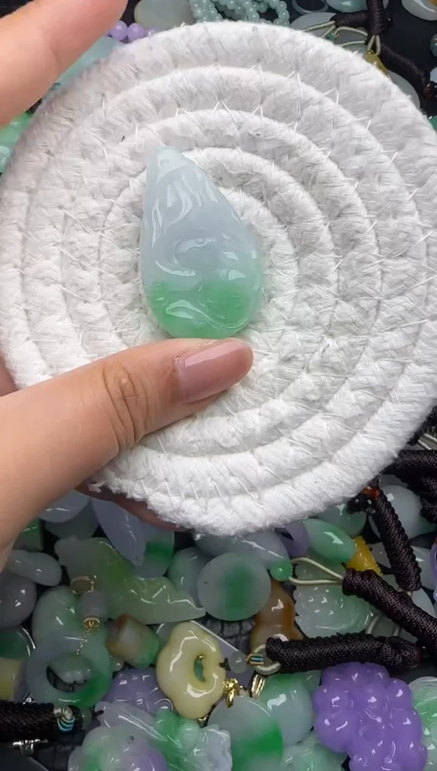 颈饰未镶嵌翡翠缅甸翡翠吊坠
