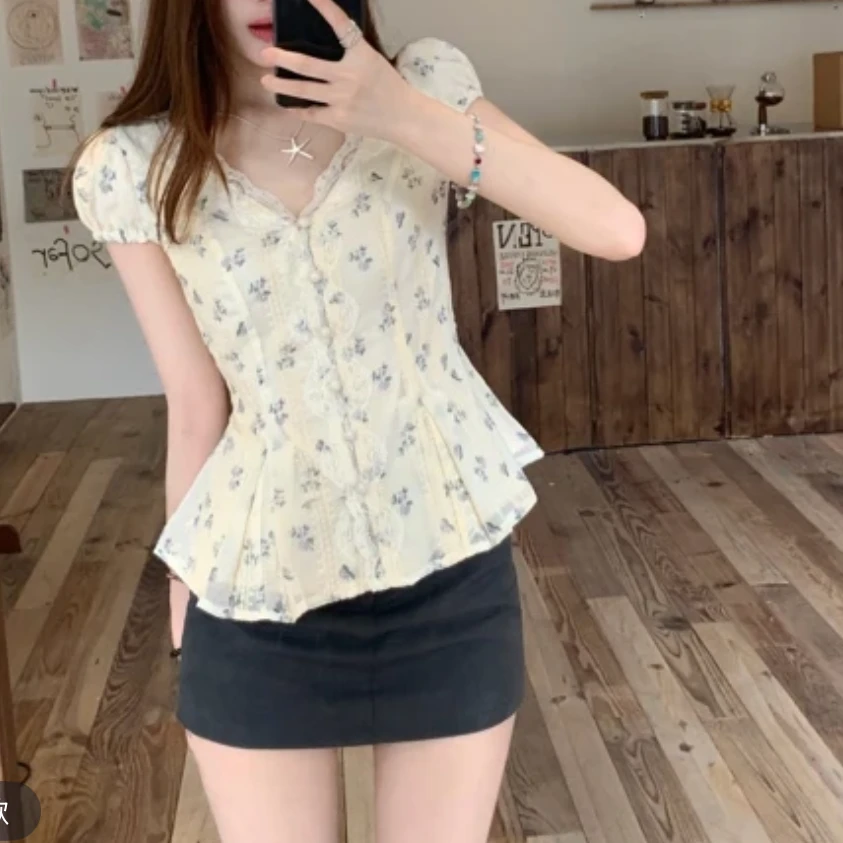 茶歇法式蕾丝V领花边短袖衬衫2025新款夏季刺绣碎花系带掐腰上衣