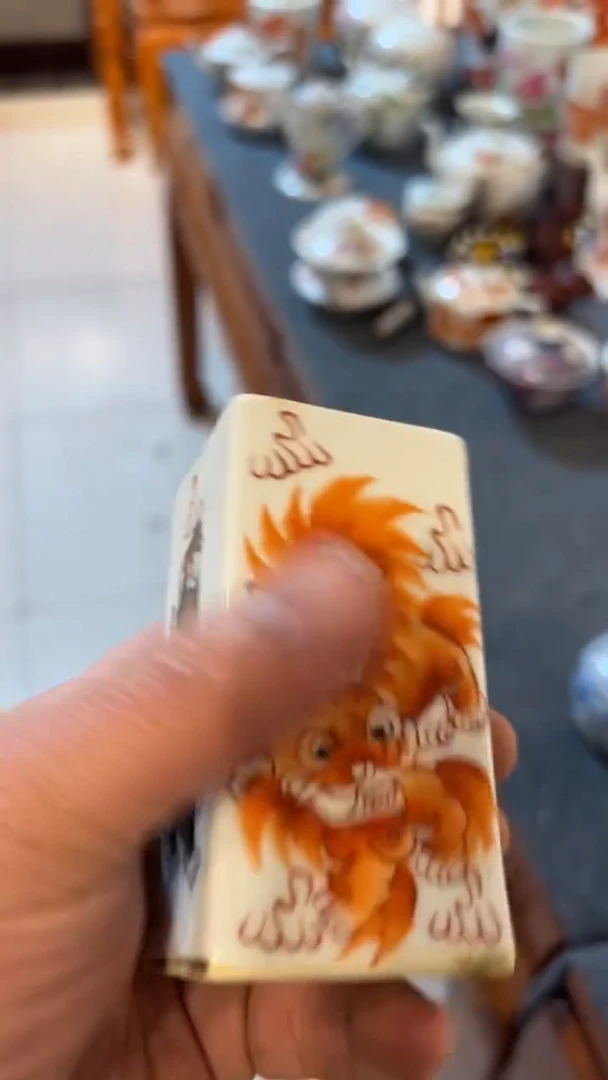 摆件瓷摆件瓷摆件狮子四方笔桶