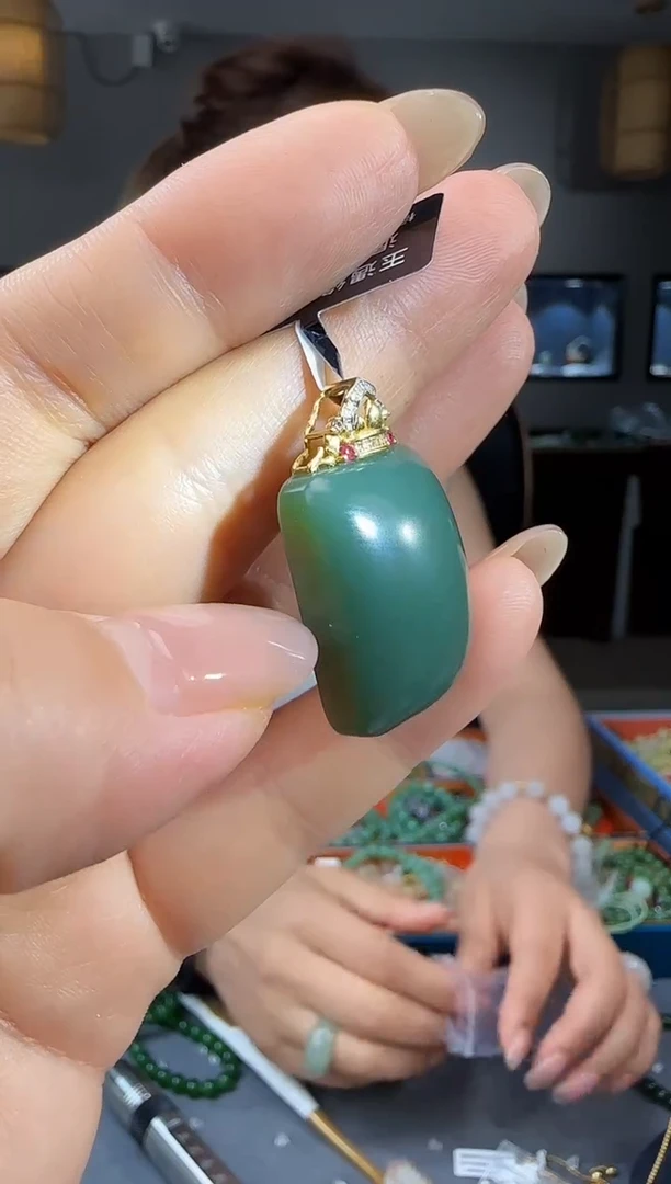 和田玉18K金镶嵌吊坠(不含链)1