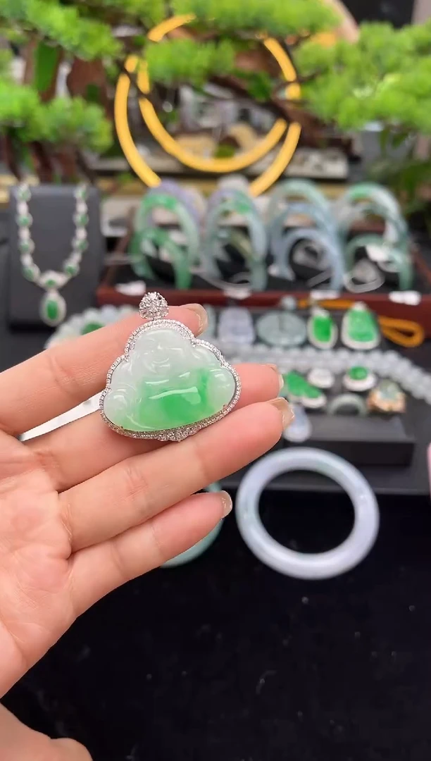 颈饰18K金镶嵌翡翠吊坠