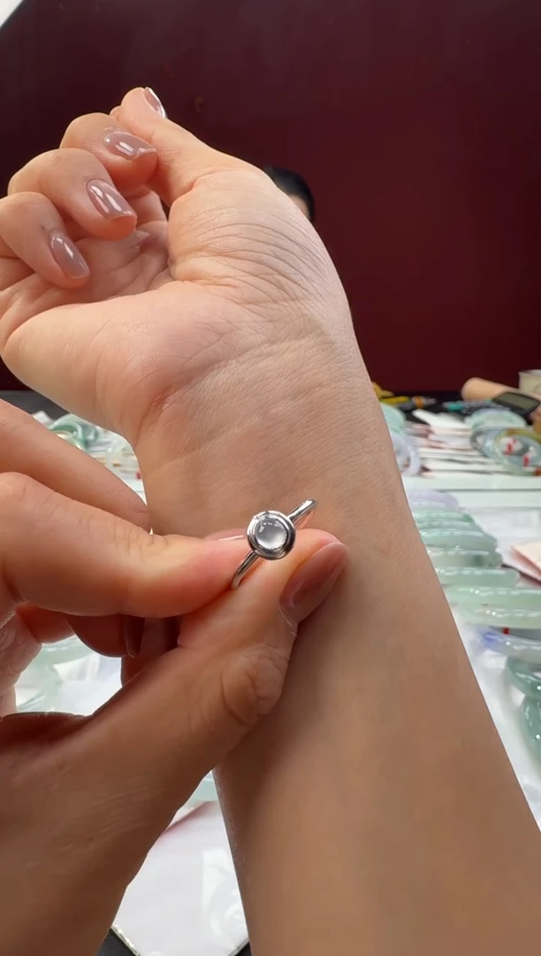 18K金镶嵌戒指翡翠戒指