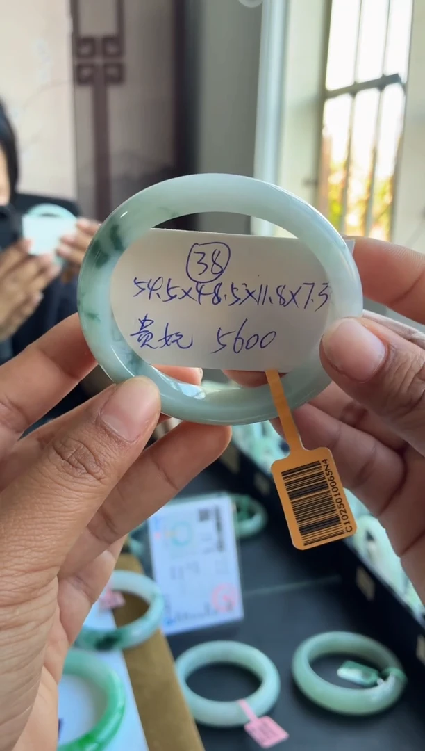 未镶嵌手镯翡翠（牛奶底飘花贵妃）38号