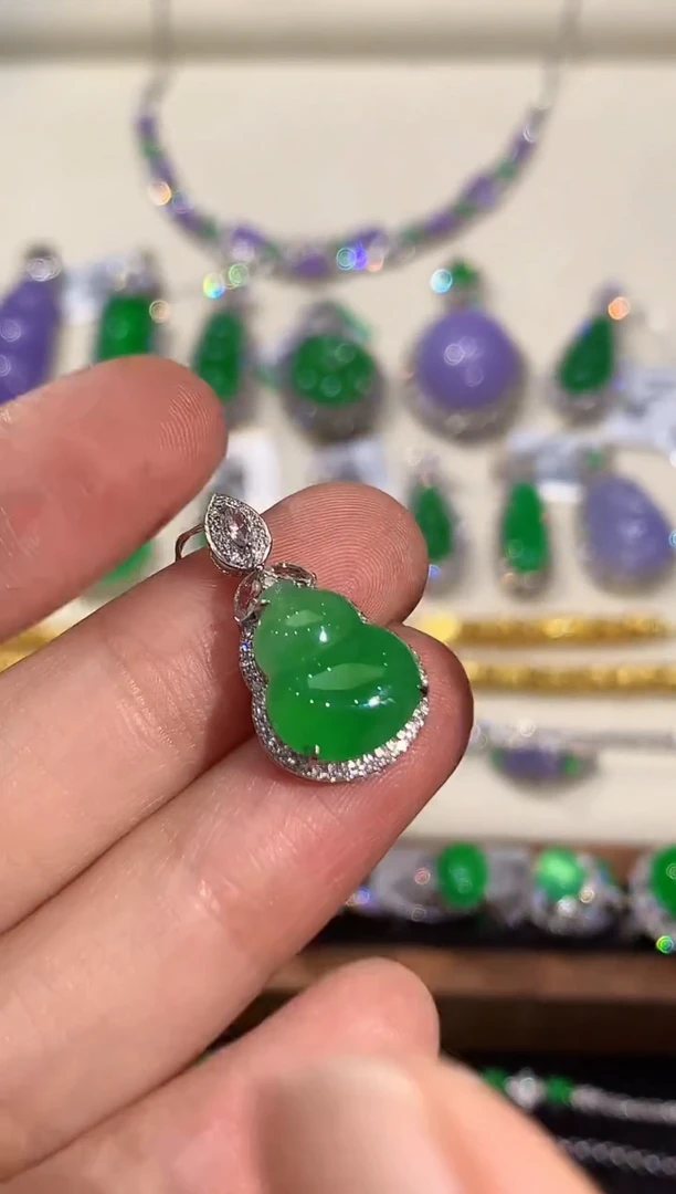 吊坠(不含链)18K金镶嵌翡翠L0528多样性发其一