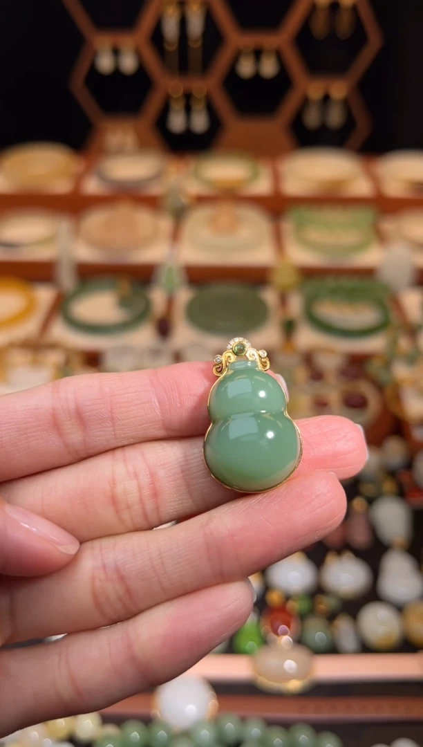 18K金镶嵌和田玉挂件福利