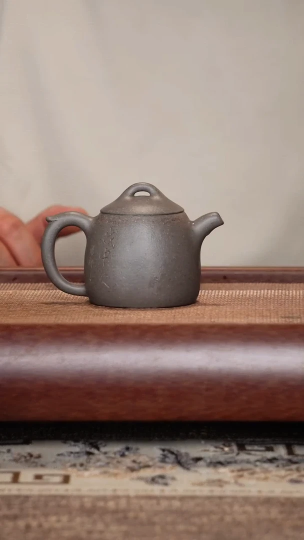 茶壶紫砂秦权鲨皮青花旦刻绘100cc小