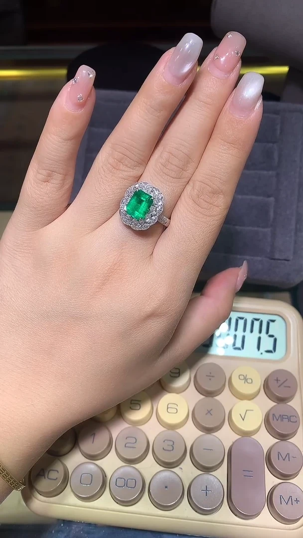 18K金镶嵌戒指祖母绿2.4CT