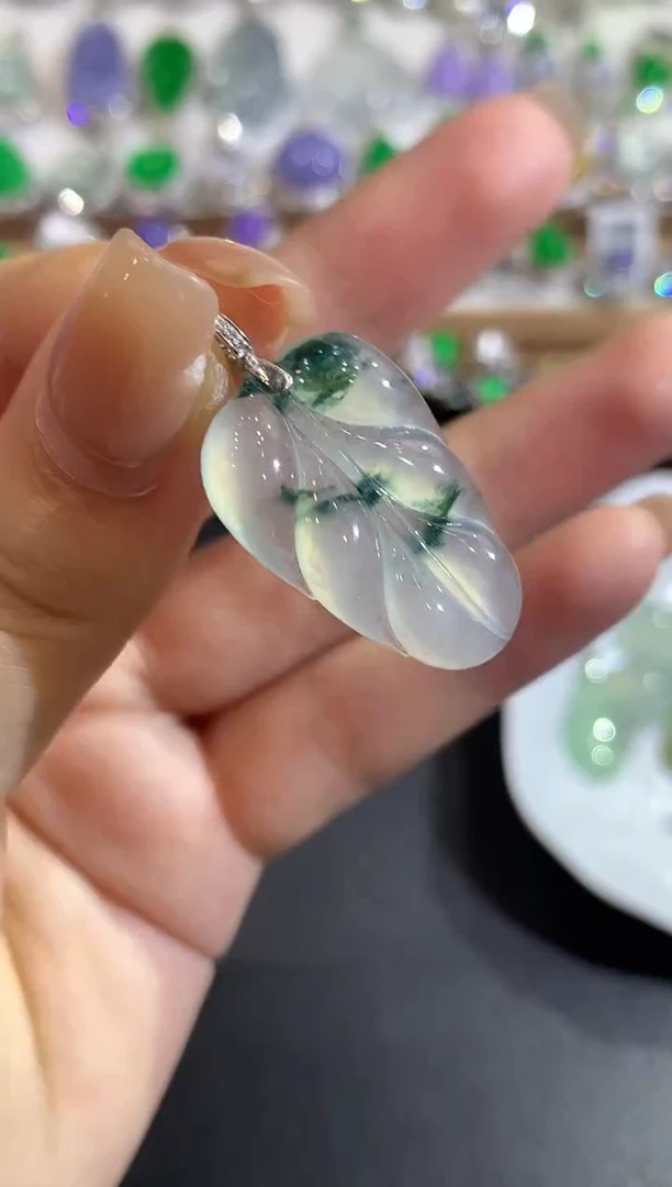 颈饰18K金镶嵌翡翠吊坠