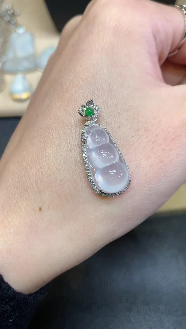 【闪购商品】翡翠颈饰18K金镶嵌福豆【无服务费】