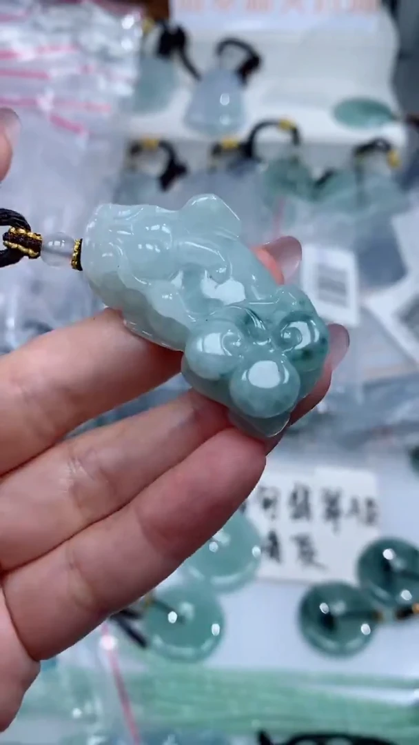 颈饰未镶嵌翡翠吊坠