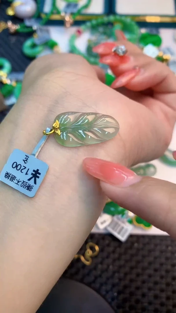 颈饰18K金镶嵌翡翠1