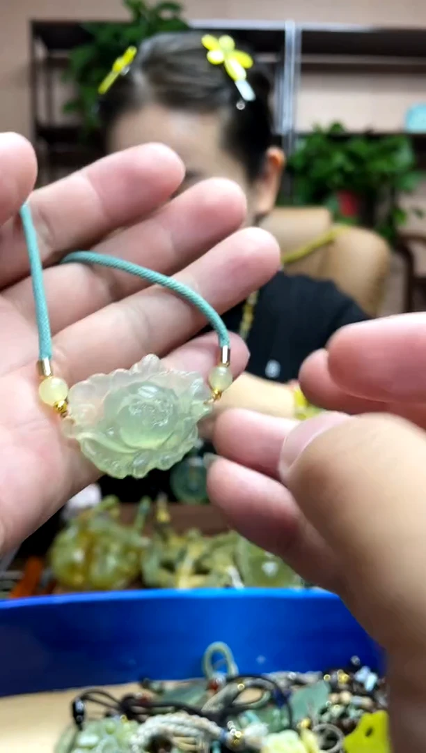 未镶嵌岫玉颈饰·