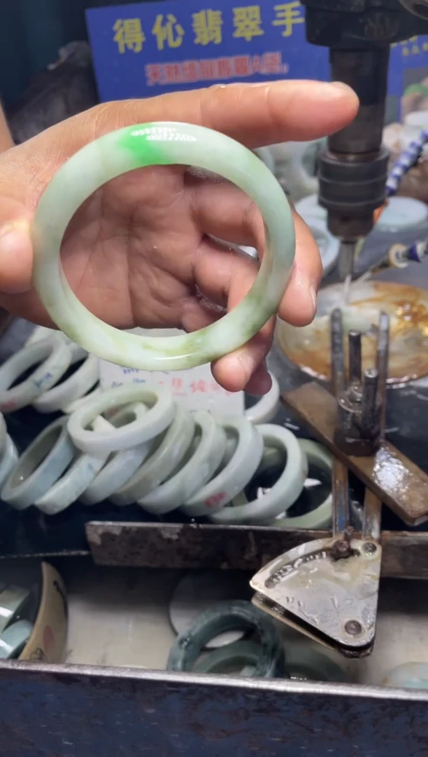 未镶嵌手镯翡翠1