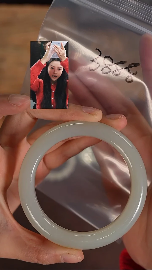 未镶嵌手镯和田玉用****2若雨臣品质回血