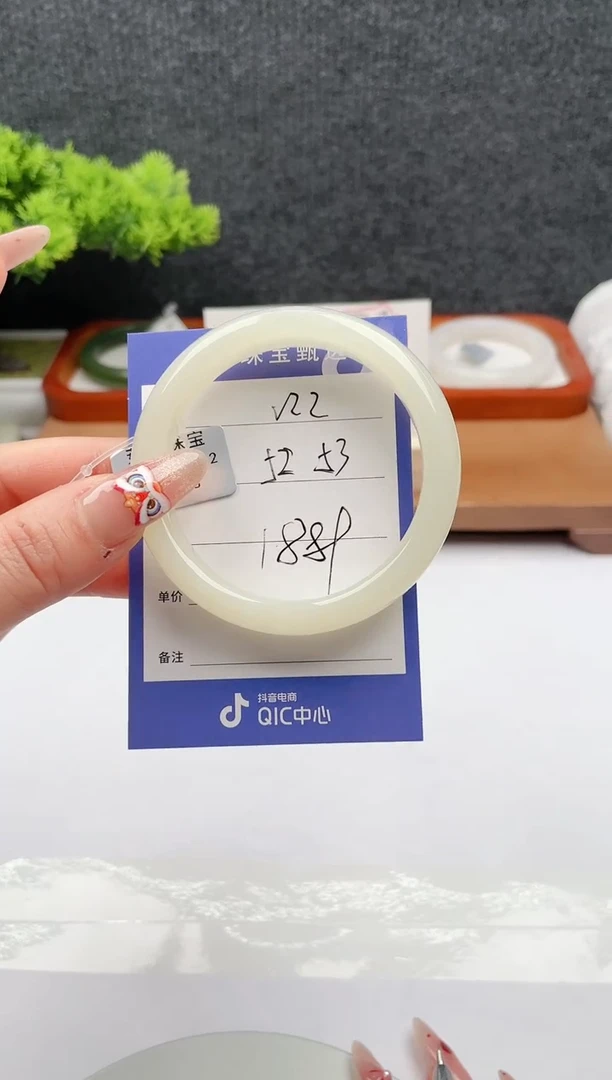 【闪购商品】和田玉手镯未镶嵌微色差V22