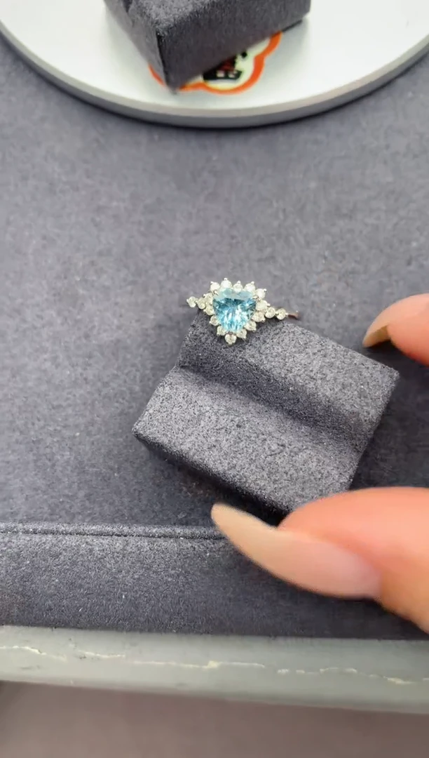 海蓝宝石戒指18K金镶嵌59分 海蓝宝石戒指 FA