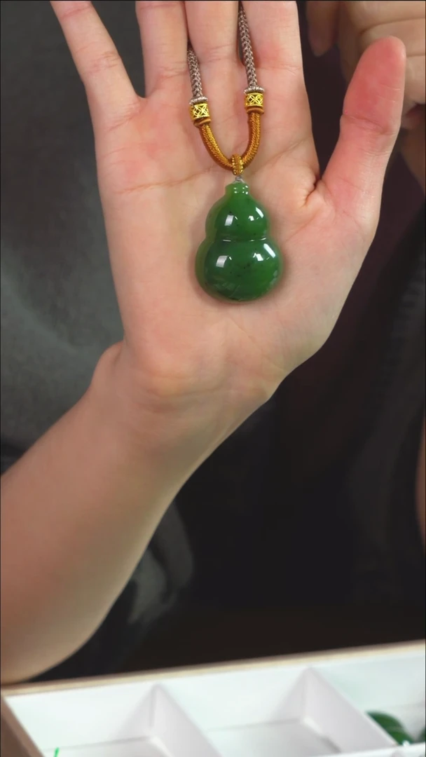 吊坠(赠链)未镶嵌和田玉碧玉辣阳绿葫芦吊坠