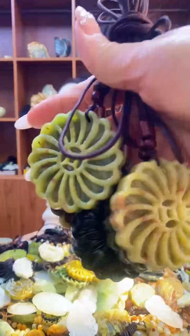 未镶嵌蛇纹石玉吊坠多样性发其中之一