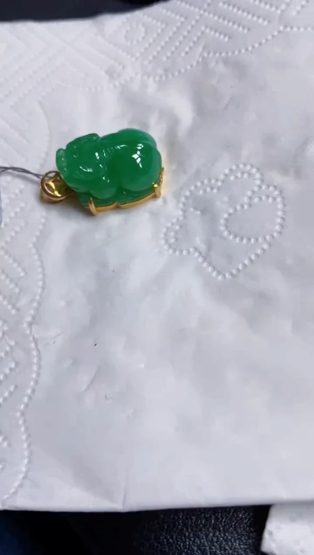 颈饰18K金镶嵌翡翠貔貅