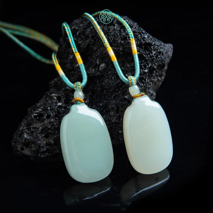 石惑珠宝！和田玉无事牌吊坠约45*29mm-多样性发一