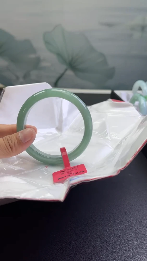 翡翠手镯未镶嵌翡翠手镯