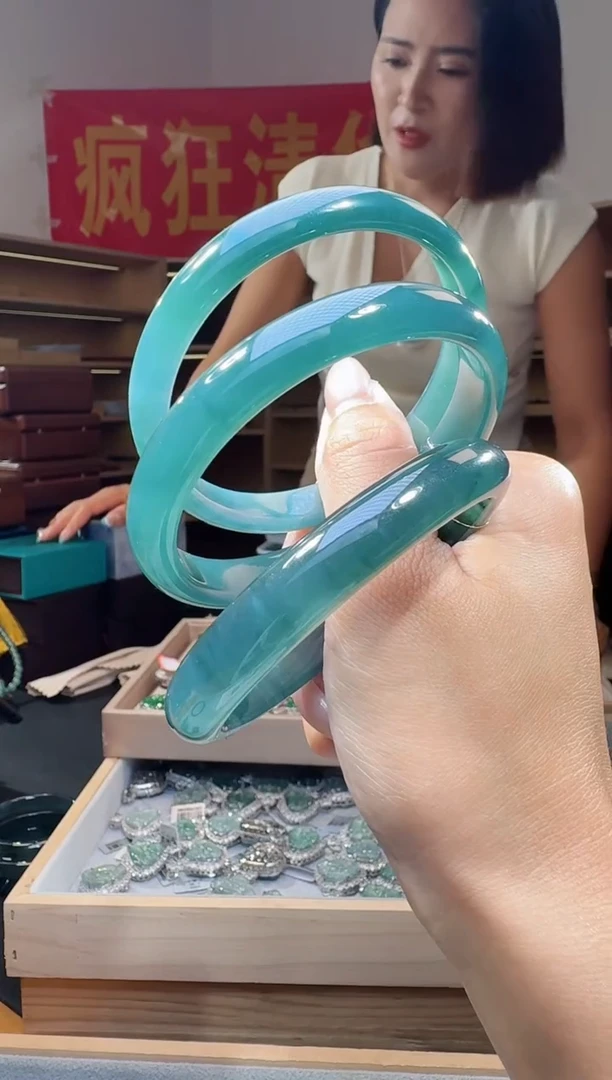 翡翠手镯未镶嵌纯天然A货翡翠手镯（多样性发其一）