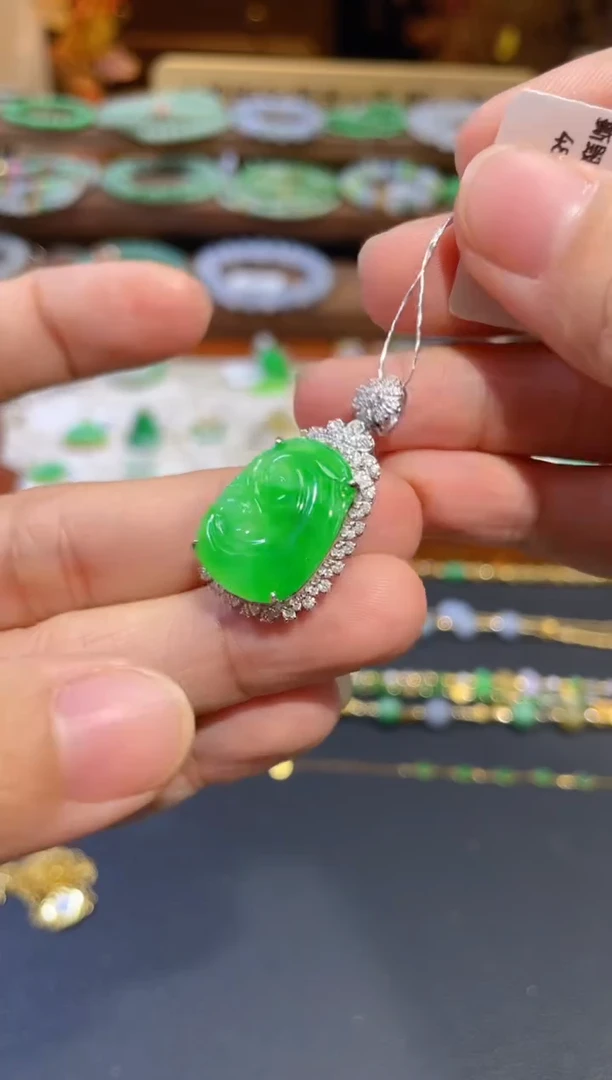 颈饰18K金镶嵌翡翠如意