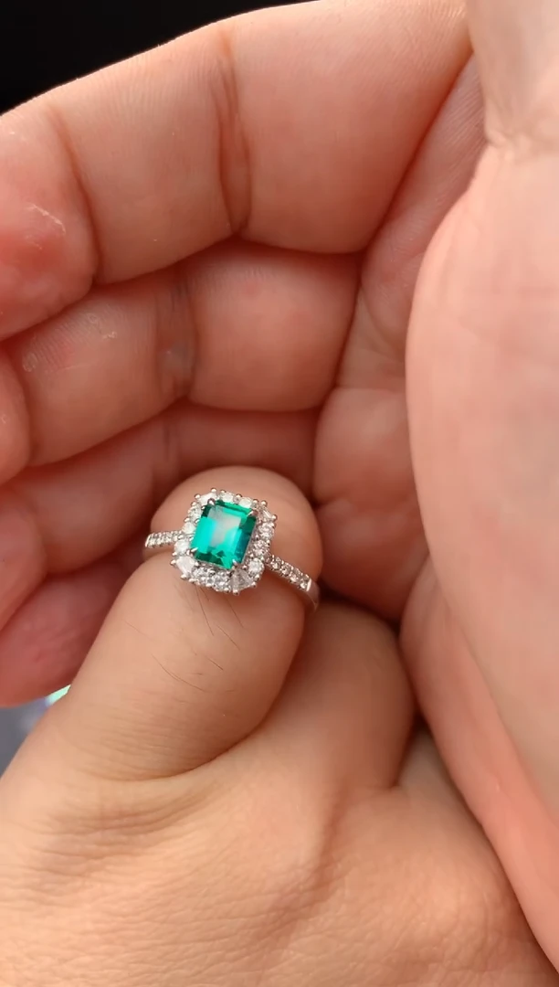 【闪购商品】祖母绿戒指18K金镶嵌66分 祖母绿戒指