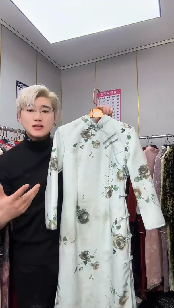 尺码：M M ，看清尺码再下单，特价款，少量微瑕疵，不退还。介意勿拍