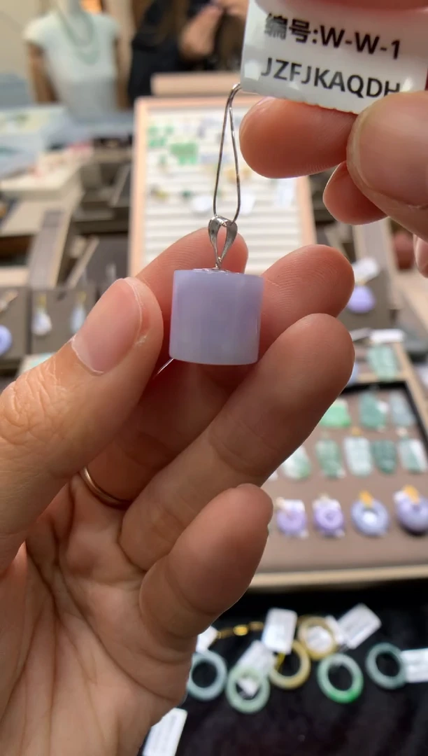 颈饰18K金镶嵌翡翠称心如意