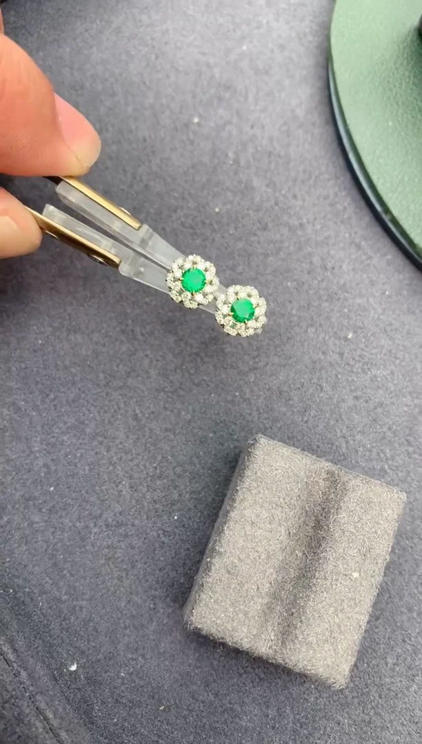 【闪购商品】祖母绿耳钉18K金镶嵌36分祖母绿耳钉