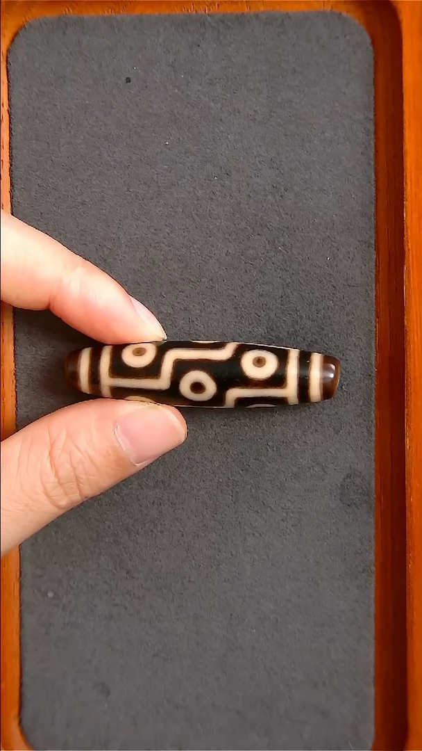 未镶嵌玛瑙/玉髓珠宝半成品上肯九眼天珠微瑕13*54