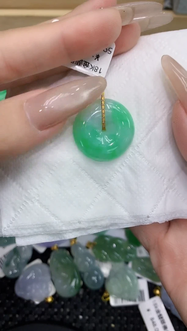 翡翠18K金镶嵌颈饰111111111111