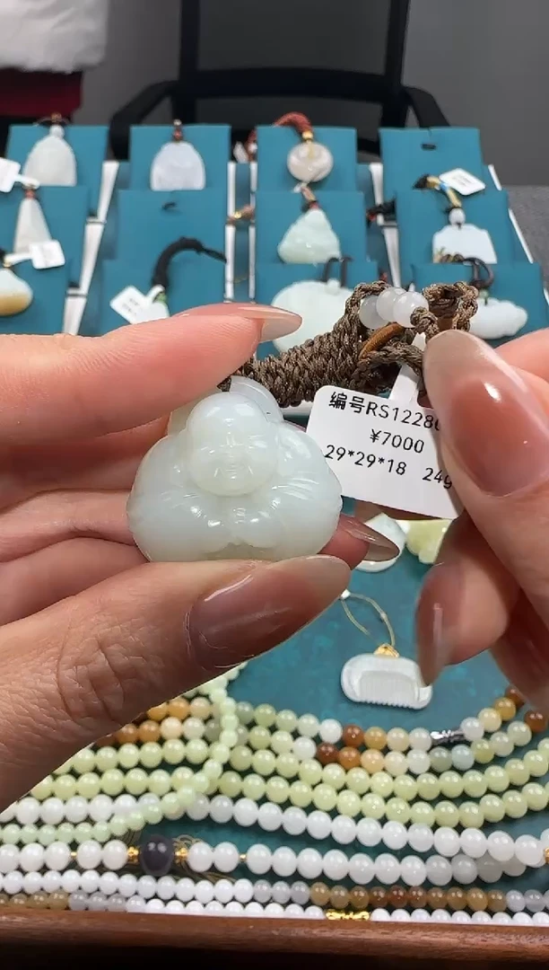 颈饰未镶嵌和田玉吊坠 RS