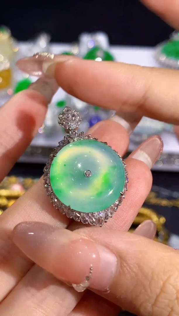 吊坠(不含链)18K金镶嵌翡翠宇*多样性发其一