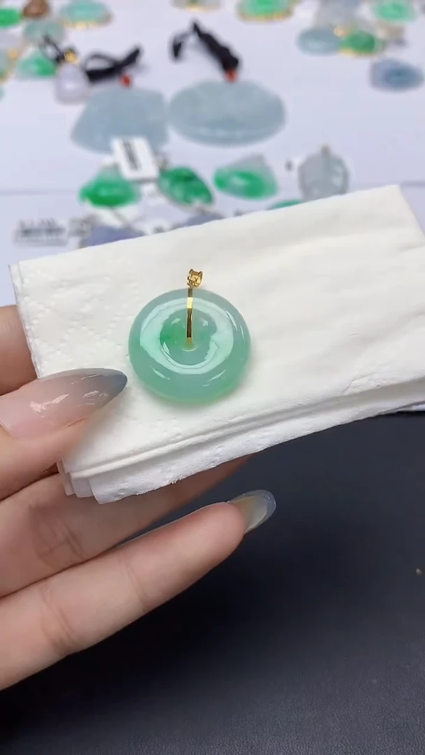 翡翠18K金镶嵌颈饰天然缅甸a货翡翠