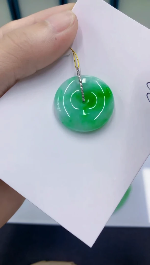 颈饰18K金镶嵌翡翠幸****?翡翠