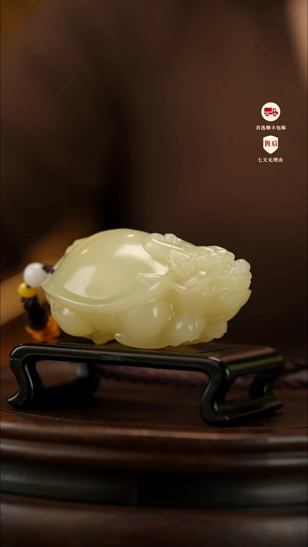 云南石竹叶青雕刻：吉祥龙龟手把件