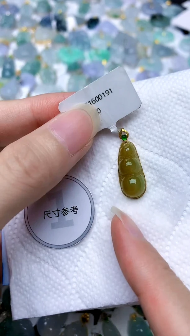 颈饰18K金镶嵌翡翠天然A货翡翠