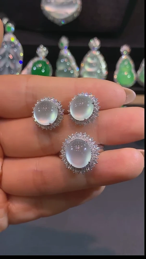 18K金镶嵌翡翠耳饰耳钉