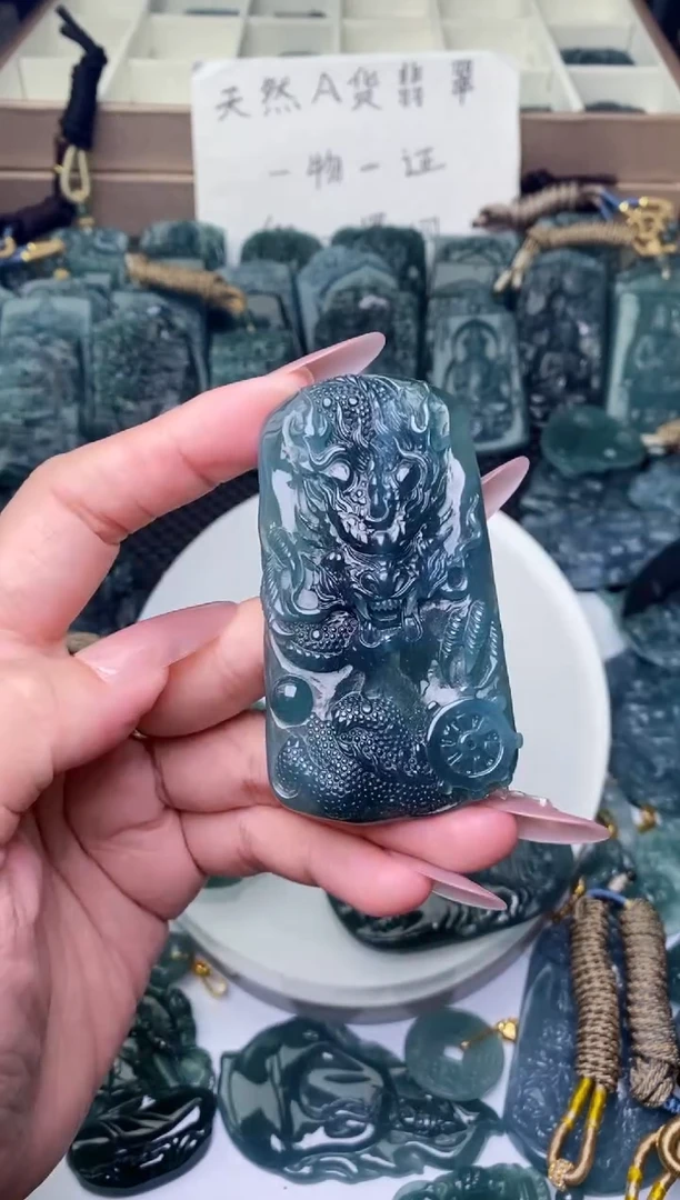 颈饰未镶嵌翡翠