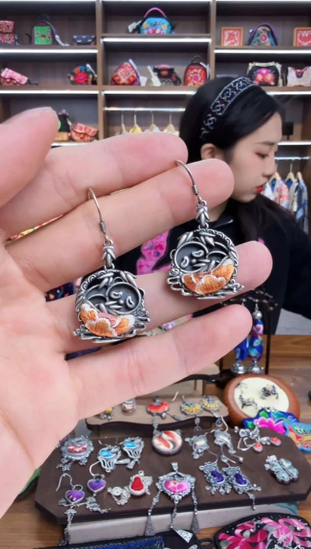 【闪购商品】织绣41蒙阿苏苗绣传承