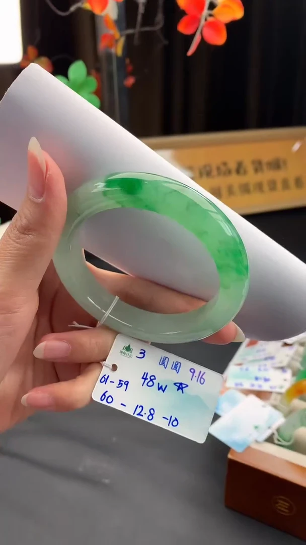 未镶嵌手镯翡翠自带#送人#，联系客服核对地址~